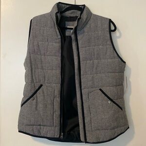 Woman's XL zip up puffer vest.